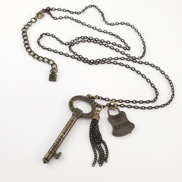 Good Works necklace antique brass - key + tassel + lock pendants layer necklace - Picture 4 of 16